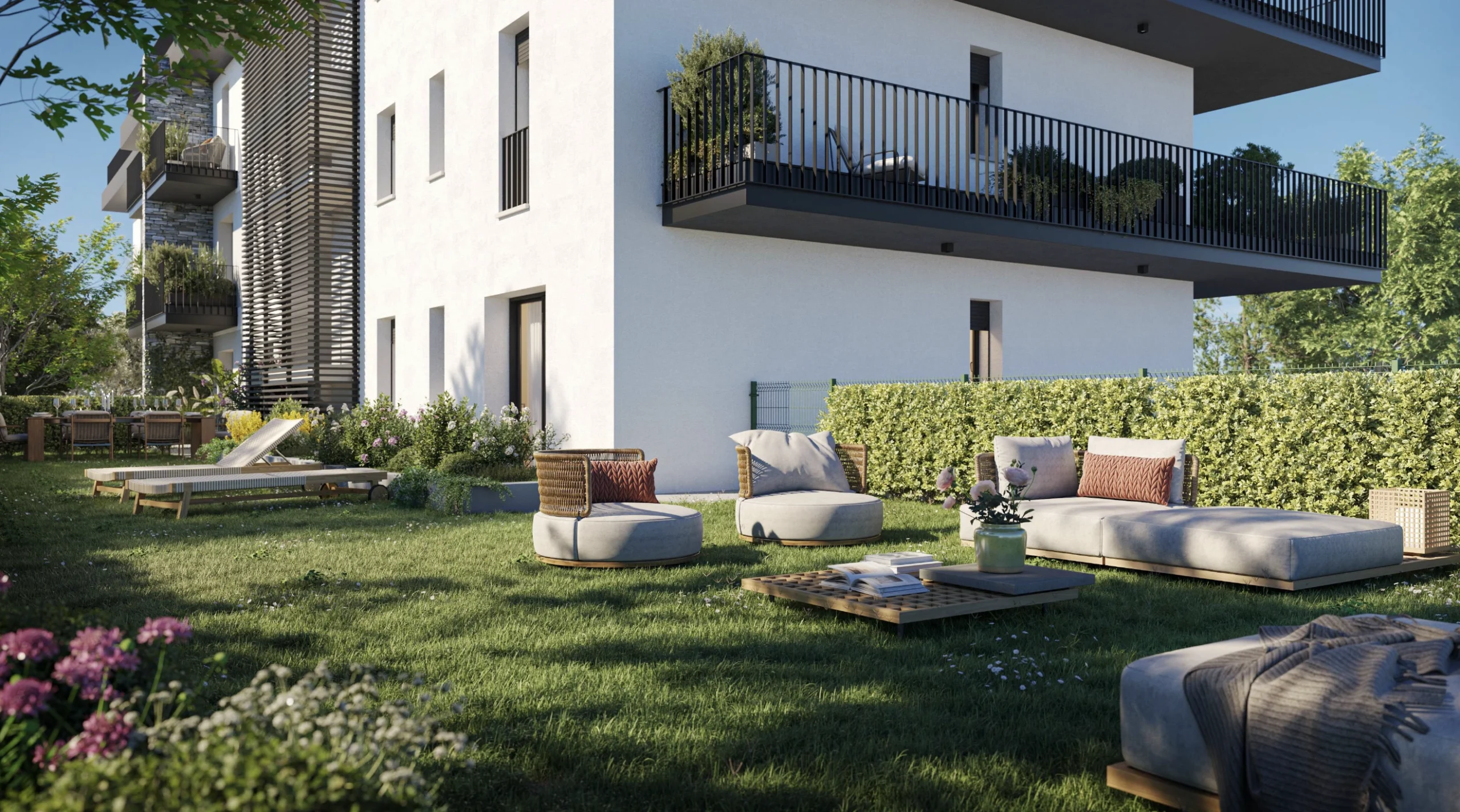 Area relax nel giardino del Residence Incanto a Desenzano del Garda con divani outdoor e verde curato