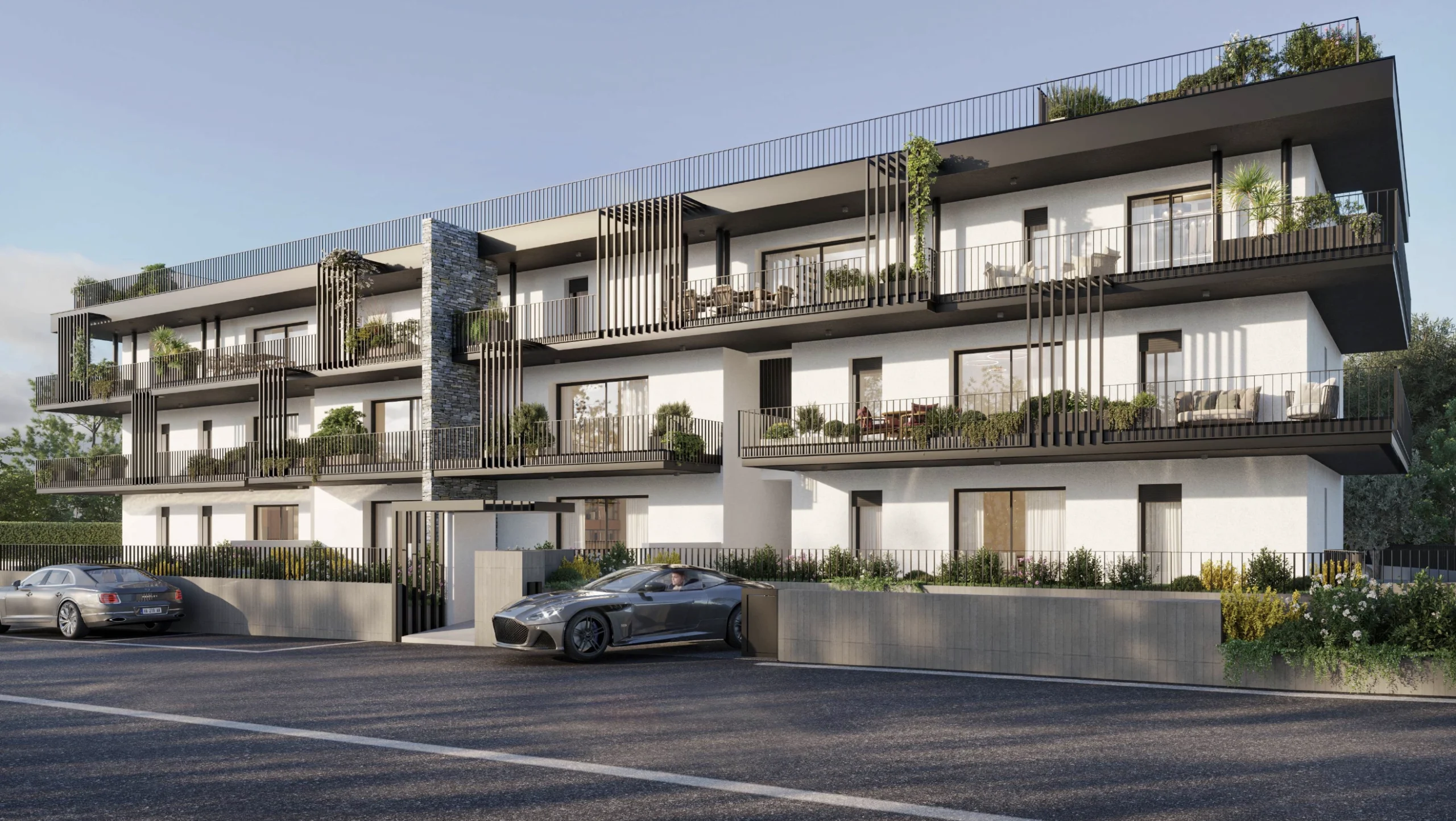 Facciata del Residence Incanto a Desenzano del Garda con ampi balconi verdi, ingresso e posti auto riservati